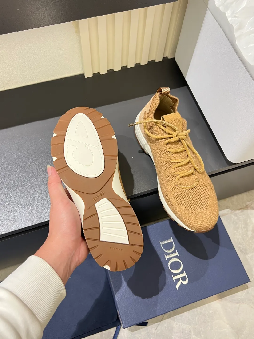 p380 Dior B80 sneakers are a new product of Dior men's series, focusing on comfort and fashion. The upper is made of breathable mesh + fabric splicing, which is lightweight and fits the shape of the foot, making it super comfortable for daily wear. The sole is made of rubber, which has great grip and wear resistance, and is suitable for commuting or light sports. The overall style is simple, the gray tone is versatile, and the shoelaces are adjustable for a more stable fit. Designed by Kim Jones, it is both practical and trendy. It is one of the new hot items in early spring①. size: 38-45 (45 customized)